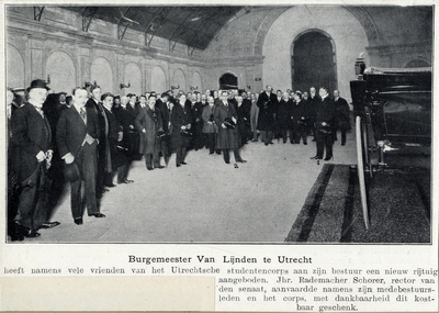 98581 Afbeelding van burgemeester Lynden die in zijn functie van voorzitter van een commissie uit de burgerij, als ...